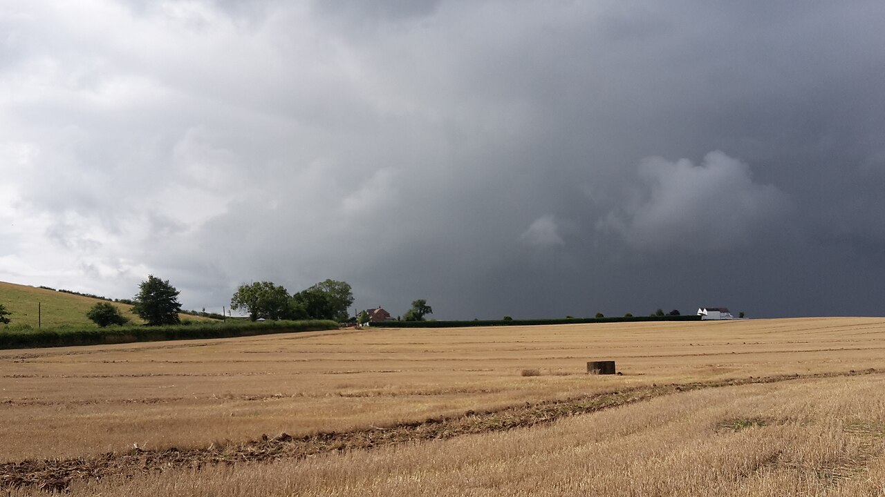 Nuvens de tempestade sobre paisagem rural