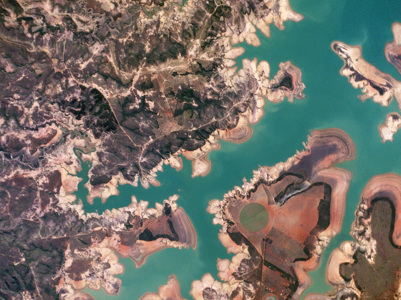 Vista de satélite do reservatório de Três Marias, em Minas Gerais